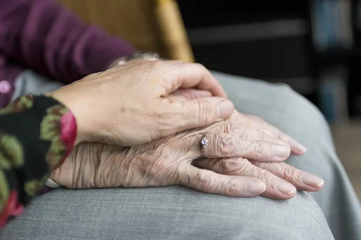 Séance de rééducation: senior faisant des exercices d'équilibre avec un kinésithérapeute