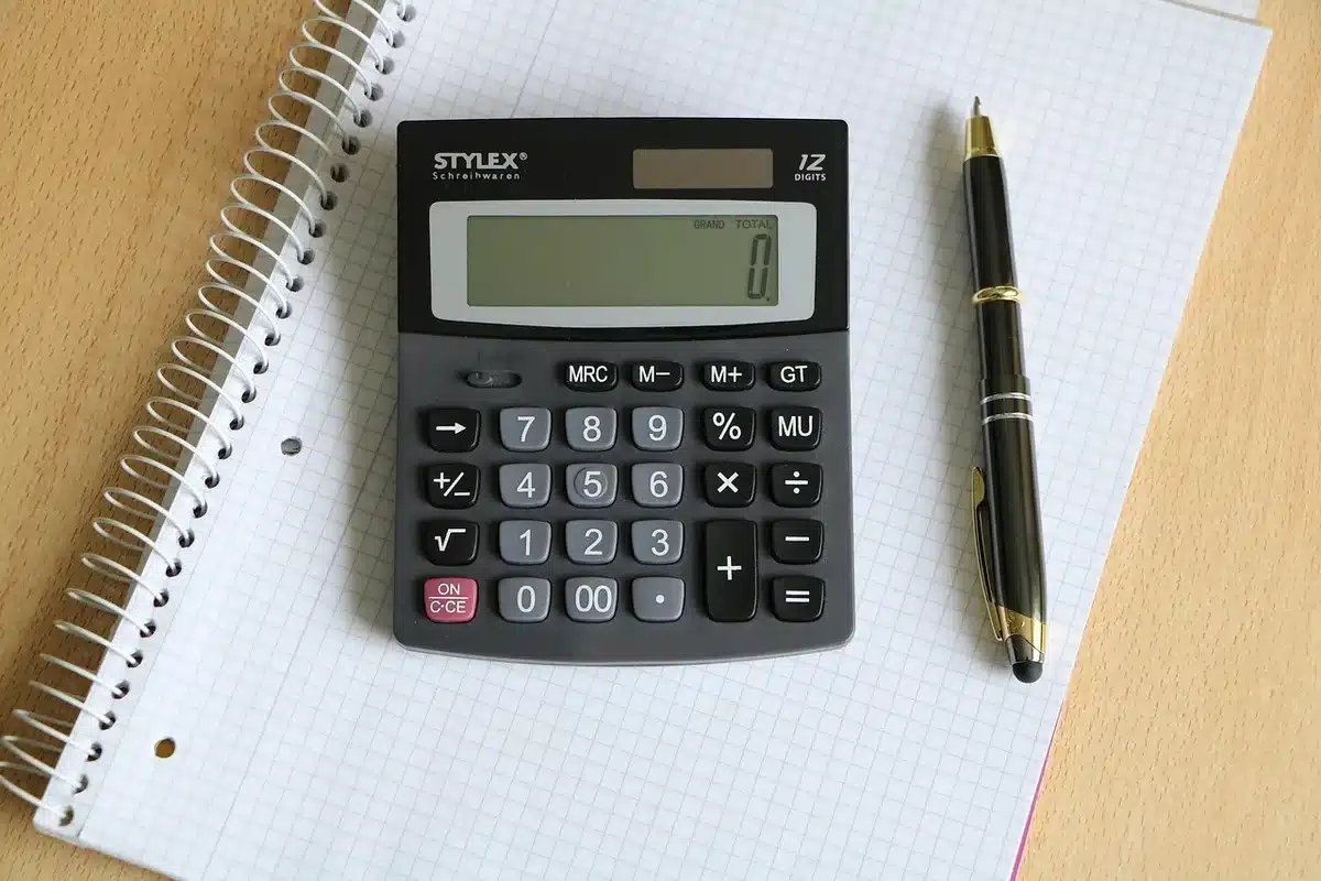 Calculatrice et factures pour comparer chiffre facturé et coûts engagés