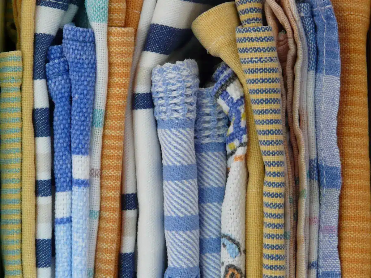 Parent séchant l'oreille d'un enfant après la baignade avec une serviette