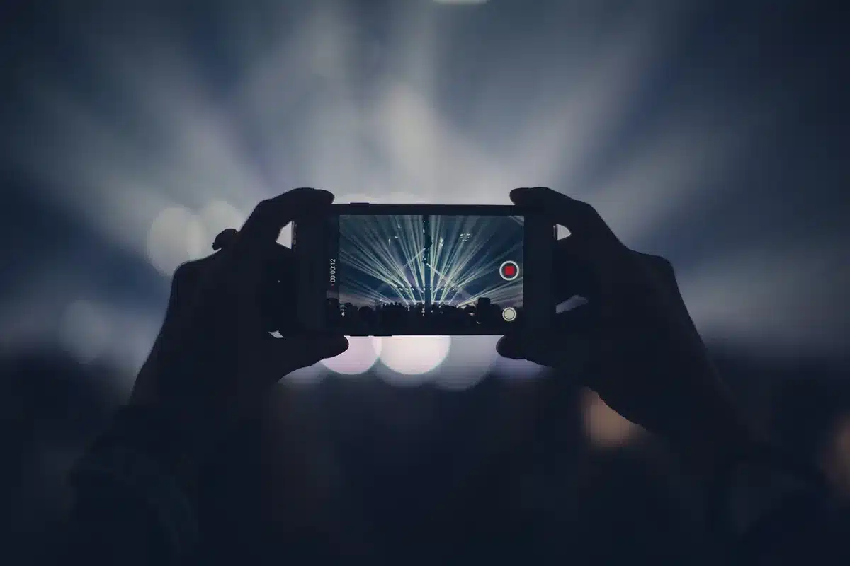 Écran de smartphone affichant des conditions et tarifs lisibles