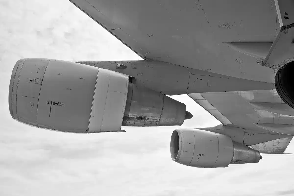 Passager mâchant du chewing‑gum assis près d'un hublot d'avion