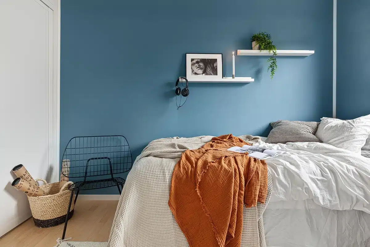 Médecin debout près d'un lit d'hôpital avec une chaise accessible à côté