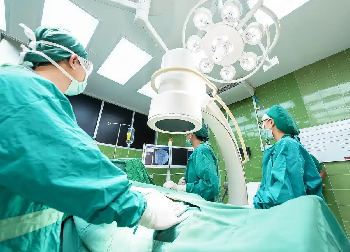 Disposition ergonomique d'une chaise près d'un lit d'hôpital, accessible pour le soignant