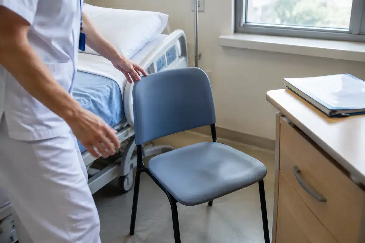 Médecin assis près du lit : une étude montre un meilleur ressenti