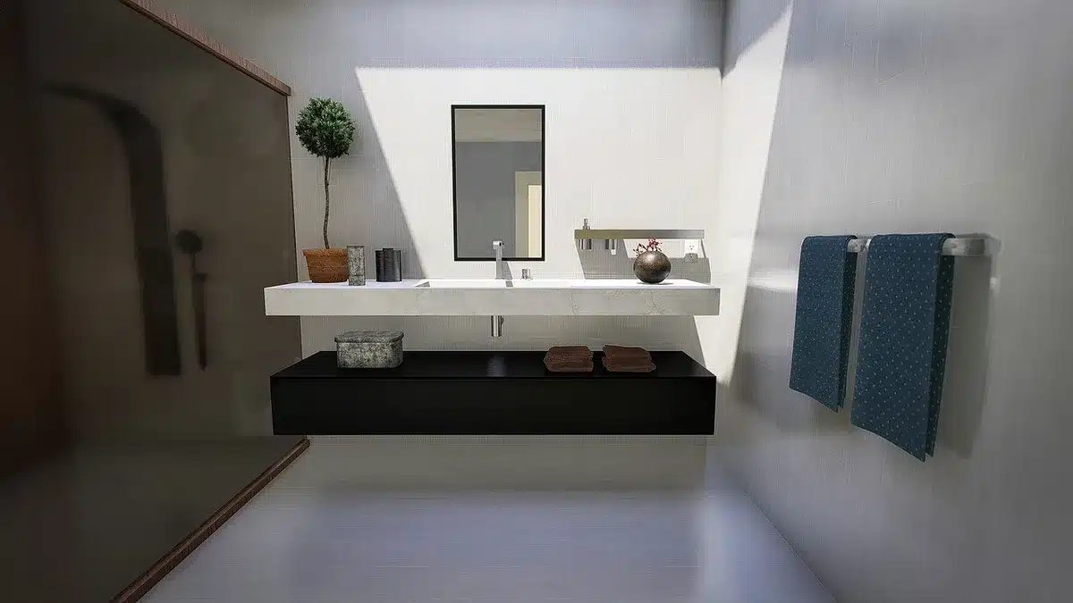 Accessoire intime posé sur un plan près du lavabo prêt à être nettoyé
