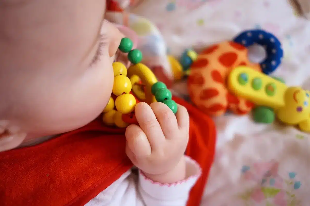 Bébé mâchouillant ses mains pour apaiser la poussée dentaire