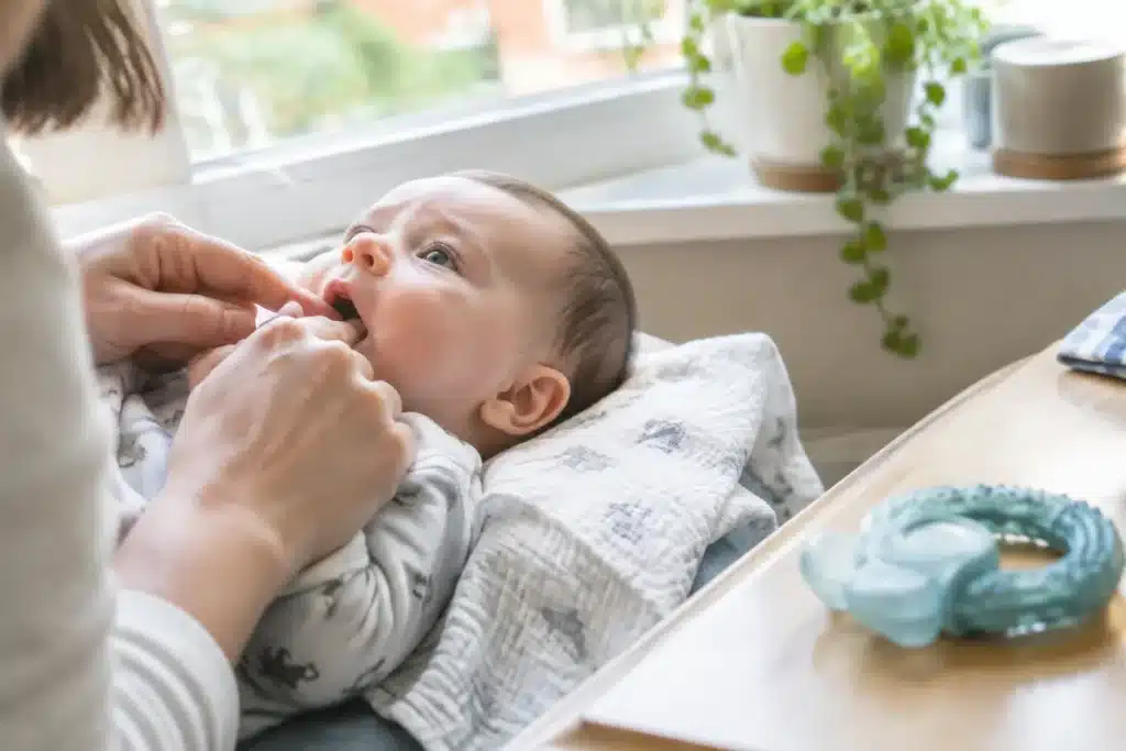 Poussées dentaires bébé : âge, signes et comment aider