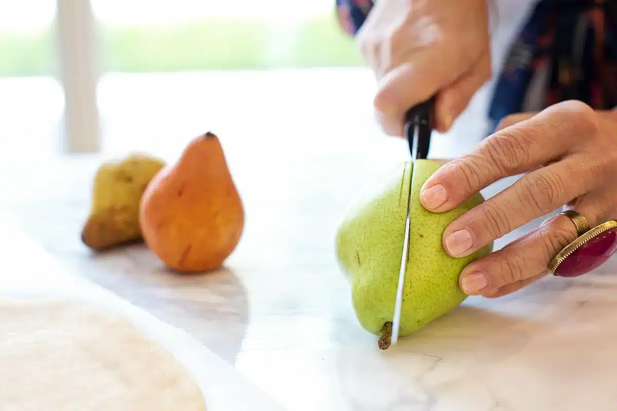 Préparation d'un proffee glacé avec shaker, glace et café sur une table