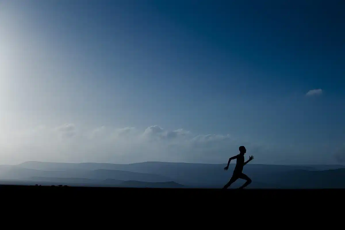Carnet et personne faisant un exercice de respiration guidé