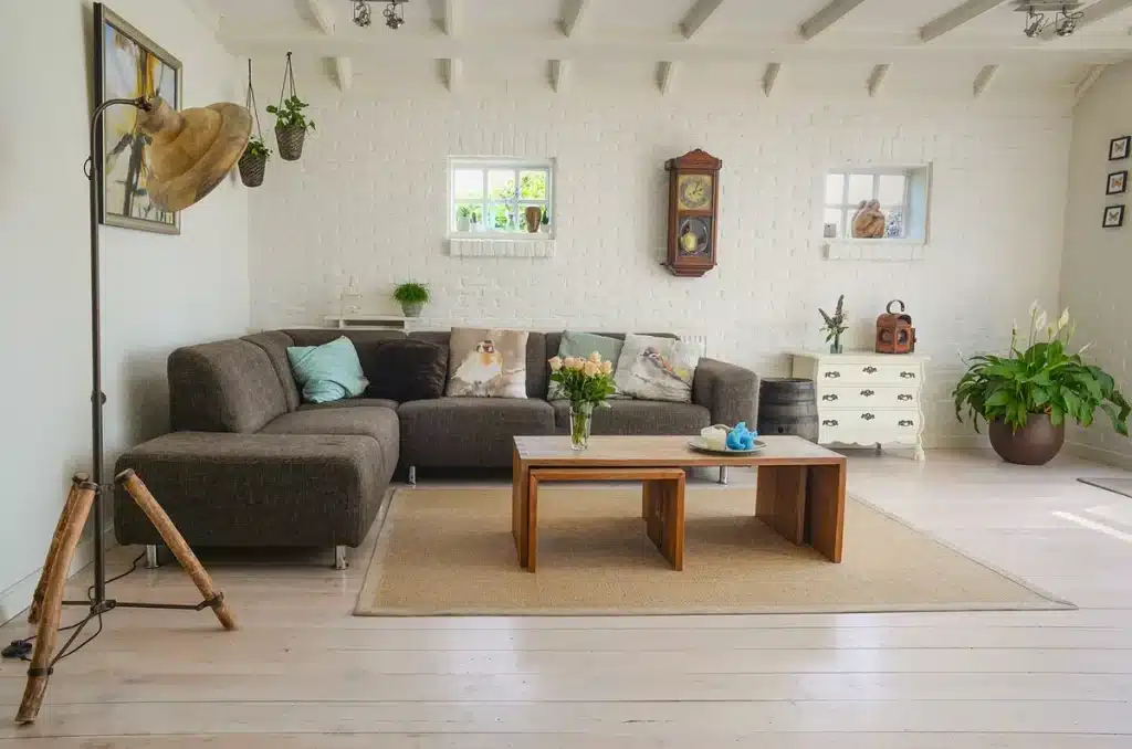 Coin de salon en plein jour avec radiateur, couverture épaisse et thermos sur une table