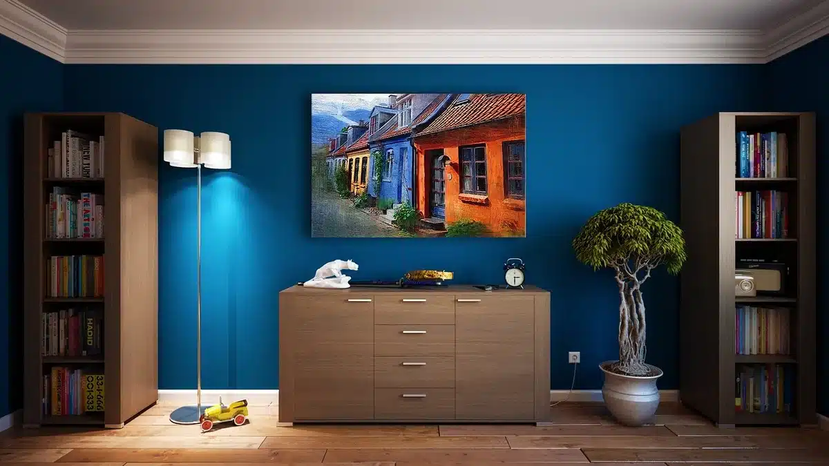 Thermostat programmable fixé sur un mur près d'un radiateur
