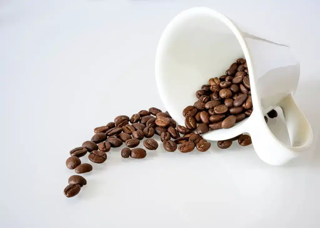 Tasse d'expresso et verre glacé sur un plan de travail de cuisine avec flacon de sirop en arrière-plan
