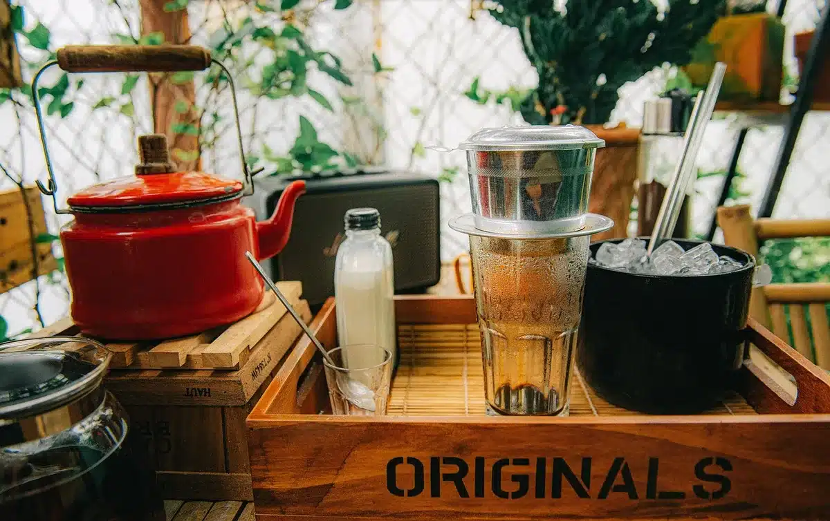 Cuillère doseuse versant du sirop au-dessus d'une tasse de café pour mesurer des millilitres