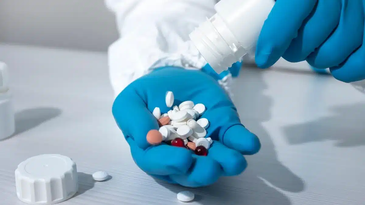 Patient utilisant une tablette pour une téléconsultation médicale