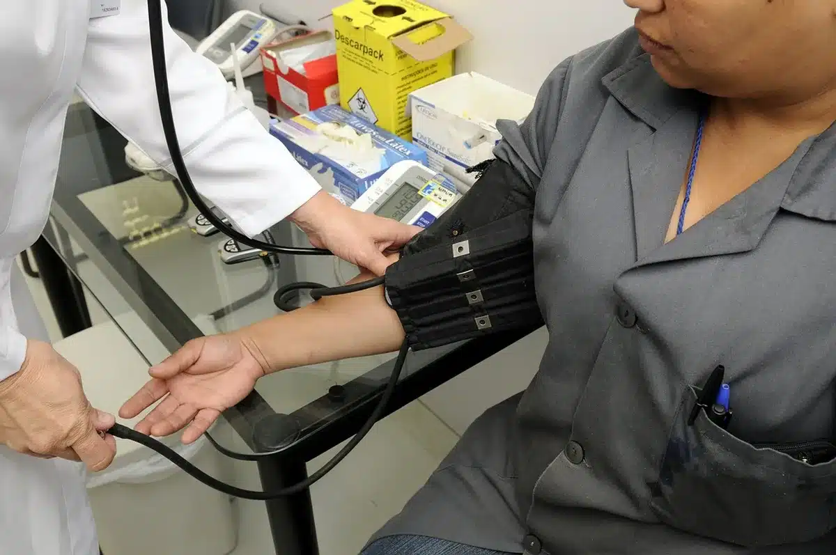 Médecin tenant un otoscope préparé pour un examen de l'oreille